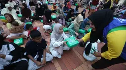 Setiap harinya, masjid terbesar di Asia Tenggara ini menyiapkan ribuan paket nasi kotak untuk masyarakat yang berbuka puasa di kawasan Istiqlal. Tampak dalam foto, petugas membagikan makanan untuk berbuka puasa pada hari pertama Ramadan 1447 Hijriah di Masjid Istiqlal, Jakarta, Selasa (19/2/2026). (Kapanlagi.com/Budy Santoso)