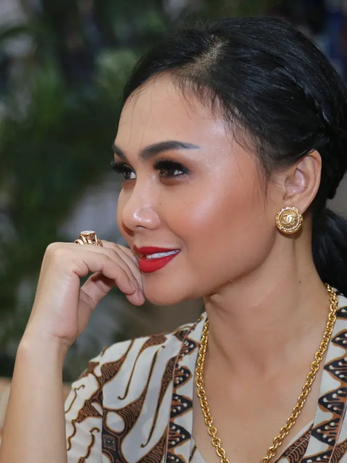 [Bintang] Yuni Shara dan Anaknya