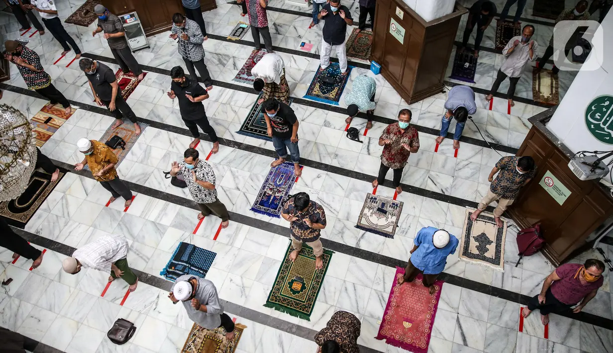 Umat Islam menunaikan salat Jumat berjemaah dengan menerapkan jaga jarak di Masjid Cut Meutia, Jakarta Pusat, Jumat (5/6/2020). Masjid Cut Meutia kembali menyelenggarakan ibadah salat Jumat dalam masa PSBB transisi dengan menerapkan protokol kesehatan secara ketat. (Liputan6.com/Faizal Fanani)