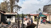 Polisi menginvestigasi kasus pembakaran rumah wartawan Rico Sempurna Pasaribu di jalan Nabung Surbakti, Kabupaten Tanah Karo. (Merdeka.com/Bachtiarudin Alam)