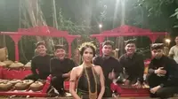 Ubaid Ijlal Abror memegang gendang foto bersama Aulia Sarah pemeran Badarawuhi di film KKN di Desa Penari disela- sela syuting (Istimewa)