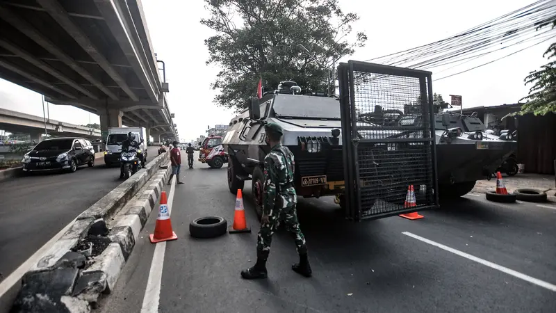 FOTO: Penyekatan PPKM Darurat, Kendaraan Taktis TNI-Polri Tutup Jalan Kalimalang