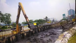 Pengerukan ini dilakukan untuk mengantisipasi banjir di musim penghujan dengan menambah kapasitas daya tampung air di aliran-aliran sungai Ibu Kota, Jakarta, (5/9/14). (Liputan6.com/Faizal Fanani)