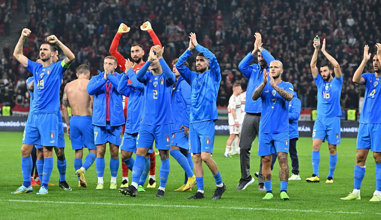 <p>Dengan kemenangan ini, Italia berhasil menggeser Hungaria dari puncak kelasemen Grup 3 UEFA Nations League A 2022. Kini Gli Azzuri berhasil mengantongi 11 poin. (AFP/Attila Kisbenedek)</p>