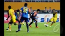 Arema Cronus membungkam Sriwijaya FC dengan skor 1-0 saat laga Final SCM Cup 2015 di Stadion Jakabaring,Selasa (27/1/2015). (Liputan6.com/Johan Tallo)