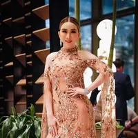 CEO Miss Universe Organization Anne Jakrajutatip memukau semua orang saat memberi speech tentang perubahan dan pemberdayaan era baru Miss Universe 2023