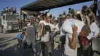Warga Palestina membawa karung-karung tepung yang diturunkan dari konvoi bantuan kemanusiaan dalam perjalanan menuju Kota Gaza dari Jalur Gaza utara, Kamis 31 Juli 2025. (AP Photo/Jehad Alshrafi)
