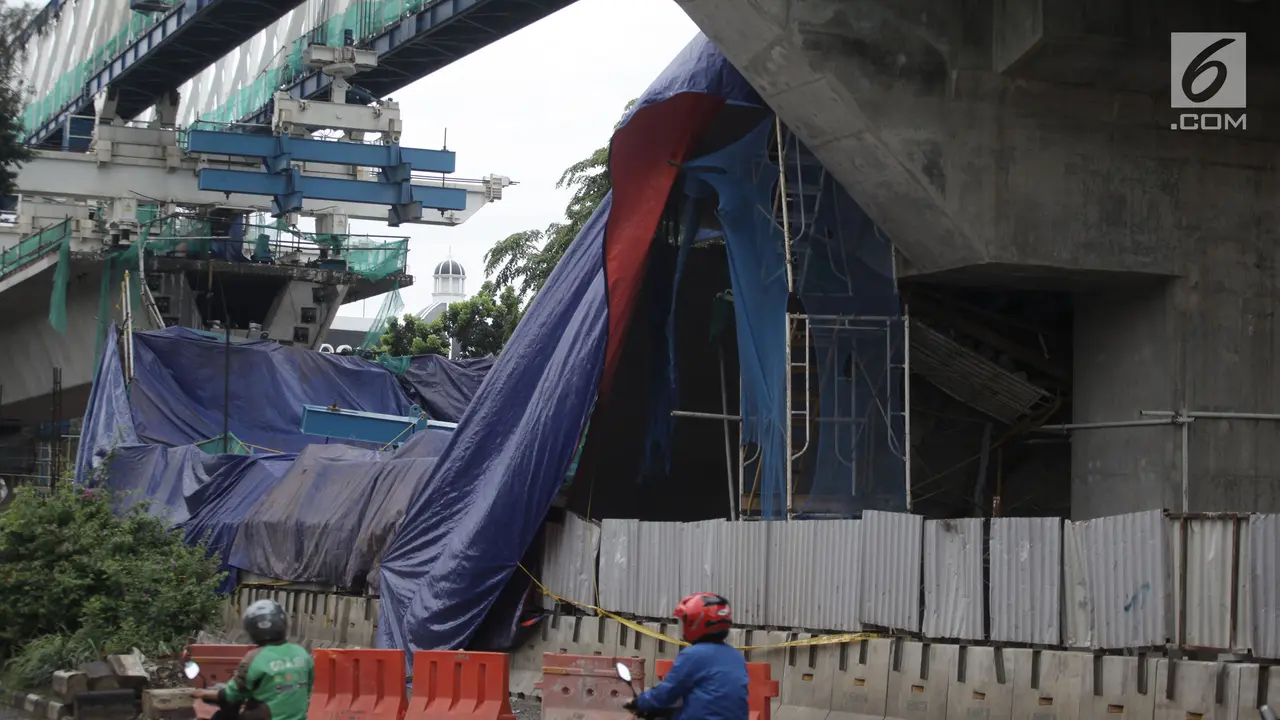 Konstruksi Proyek LRT di Kayu Putih Roboh