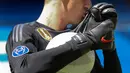 Kiper asal Belgia Thibaut Courtois mencium logo jersey Real Madrid selama presentasi dirinya menjadi pemain Real Madrid di stadion Santiago Bernabeu (9/8). Courtois resmi didapatkan Madrid dari Chelsea hingga musim 2023/24. (AP Photo/Andrea Comas)