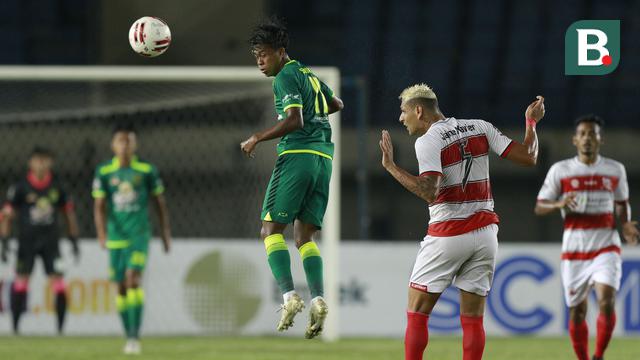 FOTO: Persebaya Surabaya Unggul 1-0 atas Madura United di Babak Pertama - Mochammad Supriadi; Jaimerson Xavier