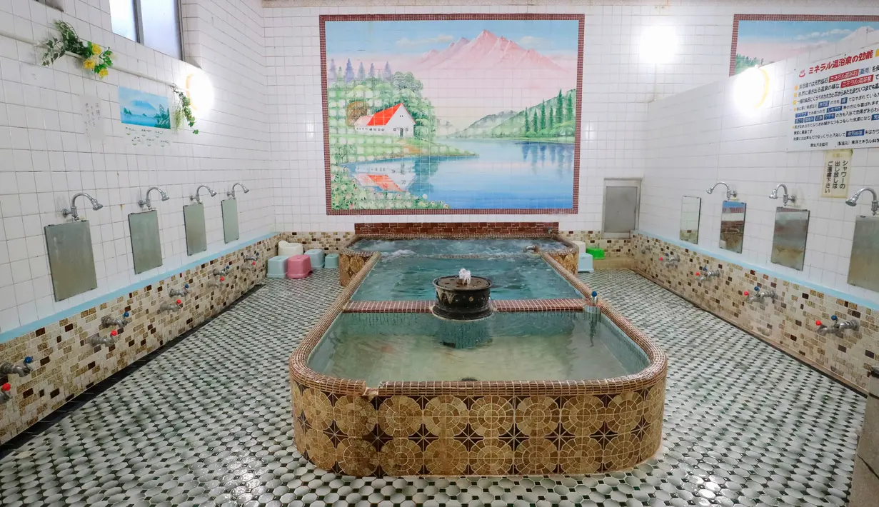 Pemandian tradisional dan mural di pemandian air panas onsen Kasuga di Matsuzaka, Prefektur Mie, Jepang. Orang-orang Jepang sendiri sangat bangga dengan tradisi pemandiannya. (Stéphanie Crohin via AP)