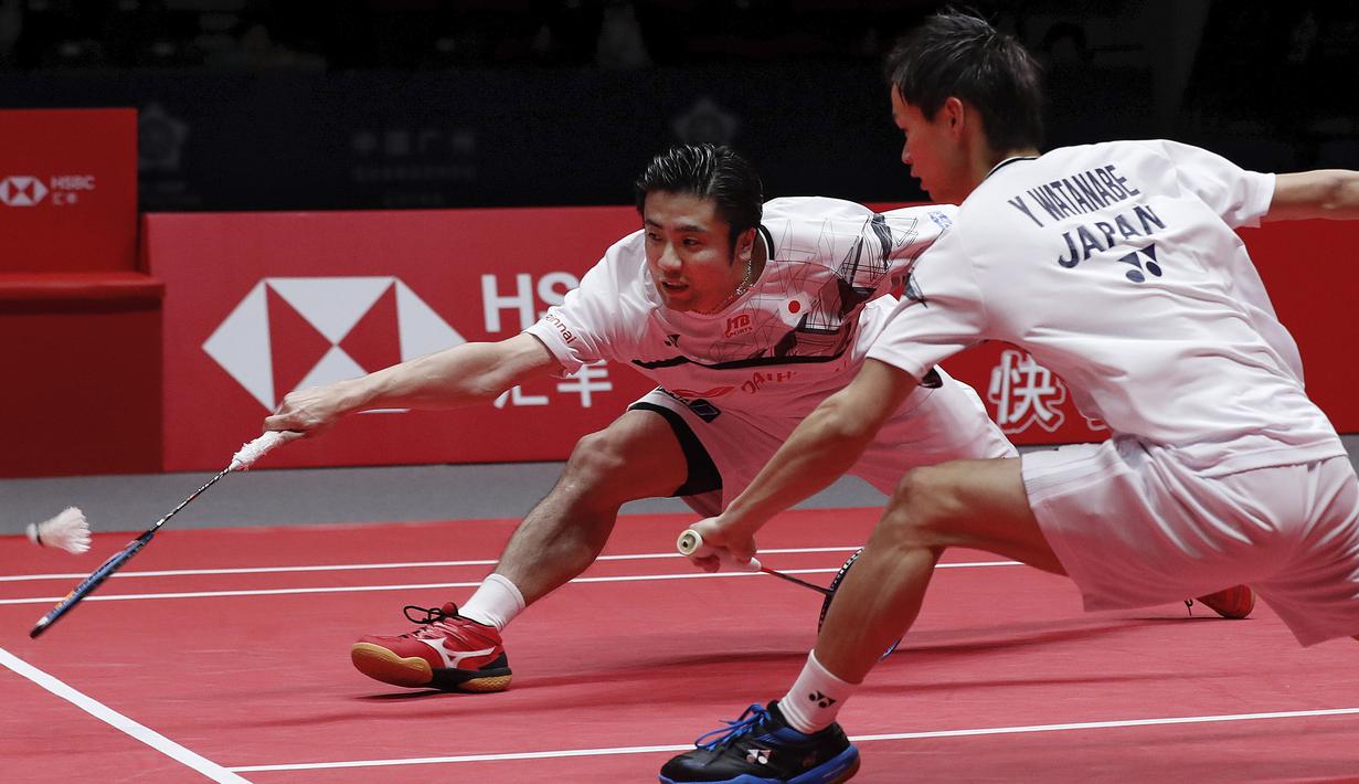 Pasangan ganda putra Jepang Hiroyuki Endo/Yuta Watanabe saat melawan Mohammad Ahsan/ Hendra Setiawan pada final BWF World Tour Finals 2019 di Tianhe Gymnasium, Guangzhou, China (15/12/2019). Ahsan/Hendra menang  24-22, 21-19.  (AP Photo/Andy Wong)