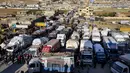 Lebih dari 300 pengungsi Suriah pulang kembali ke Suriah dalam sebuah konvoi di tengah meningkatnya sentimen anti-pengungsi telah meningkat dalam beberapa bulan terakhir. (AP Photo/Hussein Malla)