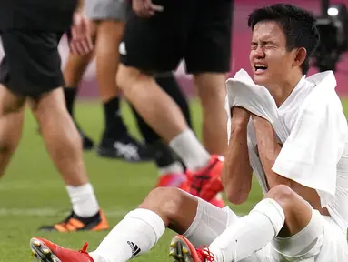 Takefusa Kubo menangis sejadi-jadinya usai Jepang ditaklukkan Meksiko dalam laga perebutan tempat ketiga cabor Sepak bola Olimpiade 2020. (Foto: AP/Gregory Bull)
