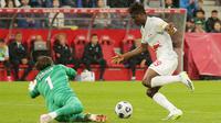 Pemain RB Salzburg, Karim Konate (kanan) berusaha mencetak gol ke gawang Inter Milan yang diajaga Yann Sommer pada laga uji coba pramusim di Red Bull Arena, Austria, 10 Agustus 2023 WIB. (AFP/APA/Krugfoto)