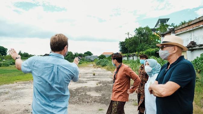 Menteri Pariwisata dan Ekonomi Kreatif (Menparekraf) Sandiaga Uno meninjau lokasi vaccine drive thru di Bali. (dok. Biro Komunikasi Kemenparekraf)