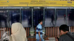 Suasana Bandara Soekarno Hatta, Tangerang, Jumat (10/7/2015). Puluhan jadwal penerbangan dibatalkan karena erupsi Gunung Raung yang menjadi jalur utama untuk penerbangan khususnya ke Bali. (Liputan6.com/JohanTallo)