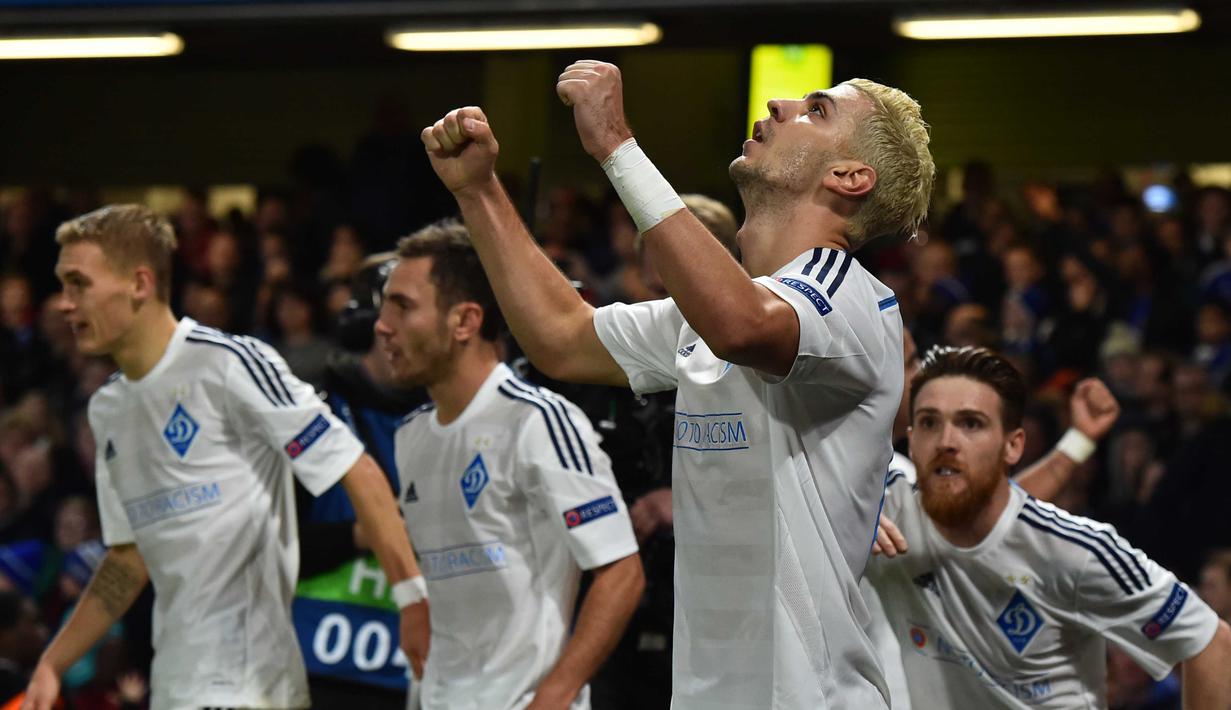 Pemain Dynamo Kiev Aleksandar Dragovic (dua kanan)  merayakan golnya ke gawang Chelsea pada lanjutan Liga Champion Grup G di Stadion Stamford Bridge, London, Rabu (4/11/2015) dini hari. Chelsea memang 2-1.  (AFP PHOTO / Ben Stansall)