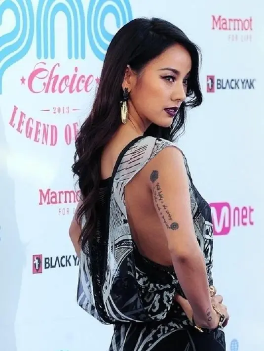Lee Hyori mempunyai tato di lengan sebelah kanan. Tato ini menunjukkan jika ia peduli dengan alam dan lingkungan. (Foto: allkpop.com)