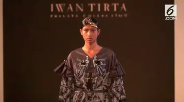 Rancangan busana Iwan Tirta Private Collection x Mel Ahyar menyedot perhatian pengunjung Fashion Nation 2018 setelah menampilkan pola batik tegas, besar, dan detail rumit.