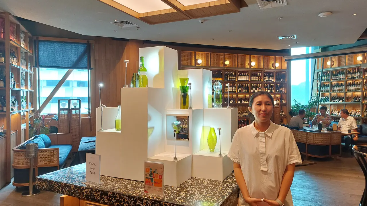 Social House Kolaborasi dengan Seniman Kaca Patricia Untario dan Museum MACAN, Pajang Instalasi Botol Unik