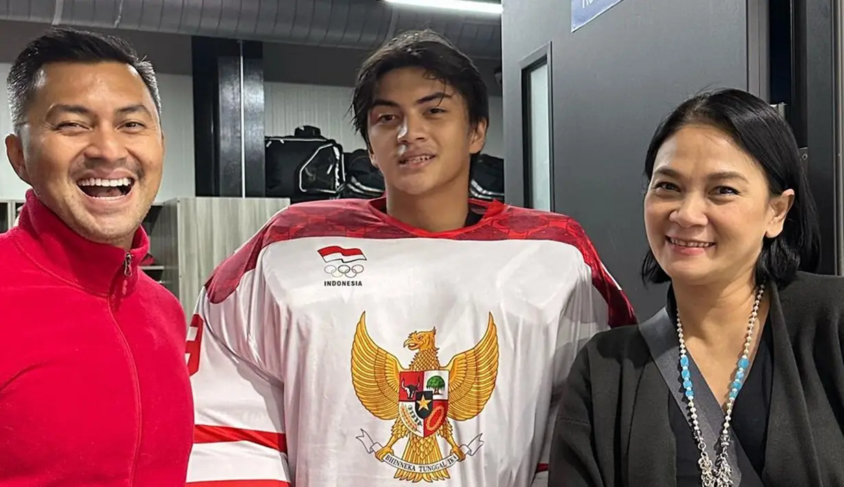 Anjasmara juga menyebutkan jika sang putra bersama tim Indonesia berhasil menang dalam pertandingan ice hockey melawan filipina. Bahkan, pria yang aktif sebagai aktor dan instruktur yoga ini juga terlihat begitu bahagia dalam foto yang diunggah. (Liputan6.com/IG/@anjasmara)
