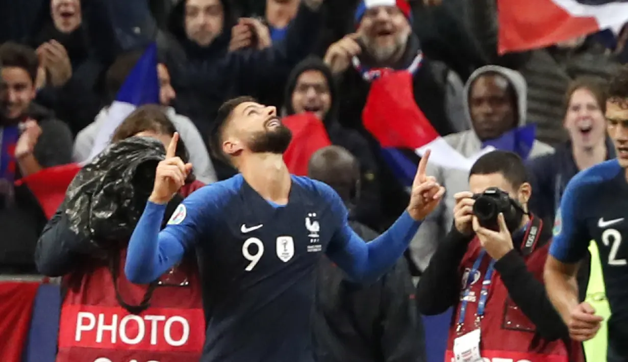 Striker Prancis, Oliver Giroud berselebrasi usai mencetak gol ke gawang Turki pada pertandingan Grup H Kualifikasi Piala Eropa 2020 di Stade de France di Saint Denis, utara Paris (14/10/2019). Dengan Hasil ini kedua tim memilki poin sama 19. (AP Photo/Thibault Camus)
