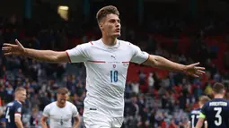 Patrik Schick menjadi aktor kemenangan Republik Cezka kala menghadapi Skotlandia. Ia mampu melesatkan dua gol dan salah satunya merupakan kandidat "Gol of The Tournament" ketika dirinya mampu melesatkan bola dari tengah lapangan. (Foto: AFP/Pool/Lee Smith)