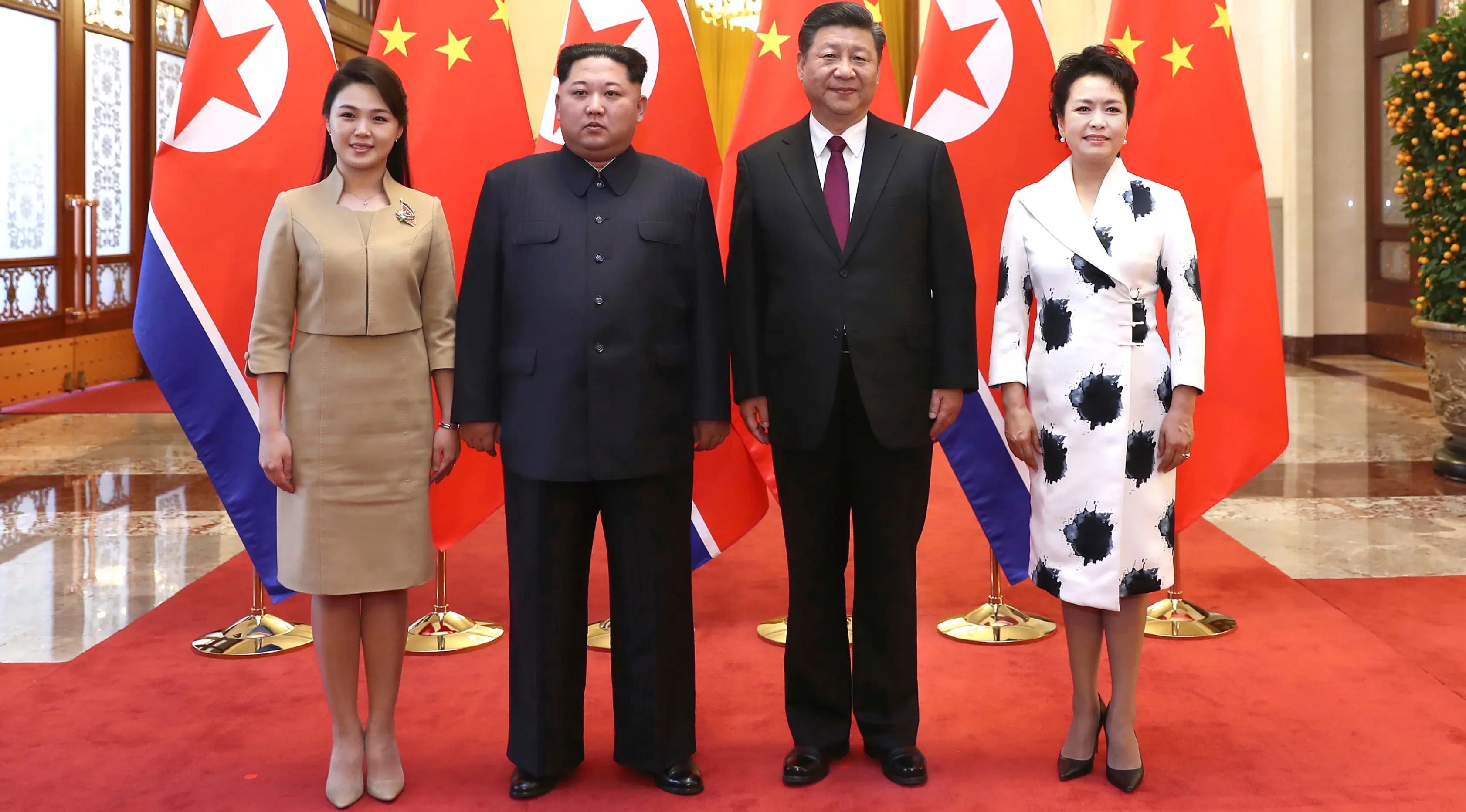 Kim Jong Un didampingi istrinya, Ri Sol Ju, bertemu Presiden China Xi Jinping. (Ju Peng/Xinhua via AP)