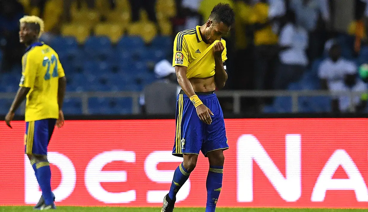 Penyerang Dortmund, Pierre-Emerick Aubameyang tertunduk lesu usai pertandingan Gabon dan Kamerun di Piala Afrika 2017 di Libreville (22/1). Gabon dipastikan tersisih dari kualifikasi Piala Dunia zona CAF. (AFP Photo/Gabriel Bouys)
