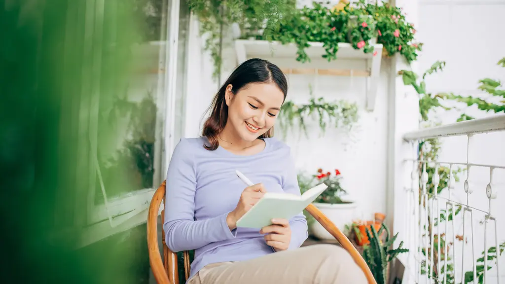Ilustrasi perempuan melakukan journaling. (c) makistock/Depositphotos