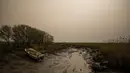 Desa Lavau-sur-Loire ampak diselimuti debu dari gurun Sahara berwarna kuning tua di Prancis barat (15/3/2022). Badai di gurun Sahara menciptakan badai besar hembusan angin, yang mengangkat pasir ke udara. (AFP/Loic Venance)