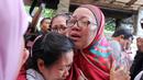 Kesedihan terlihat di wajah Utami,istri komedian Ferrasta Soebardi alias Pepeng, saat beberapa keluarga memberinya pelukan di rumah duka di kawasan Cinere, Depok, Rabu (6/5/2015). Pepeng meninggal dunia di usia 60 tahun. (Liputan6.com/Helmi Afandi)