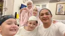 Pasha Ungu kerap membagika kegiatan bersama keluarganya selama bulan puasa. "Alhamdulillah tarawih malam ke-3..," tulis pashaungu_real01.  [Instagram/pashaungu_real01]