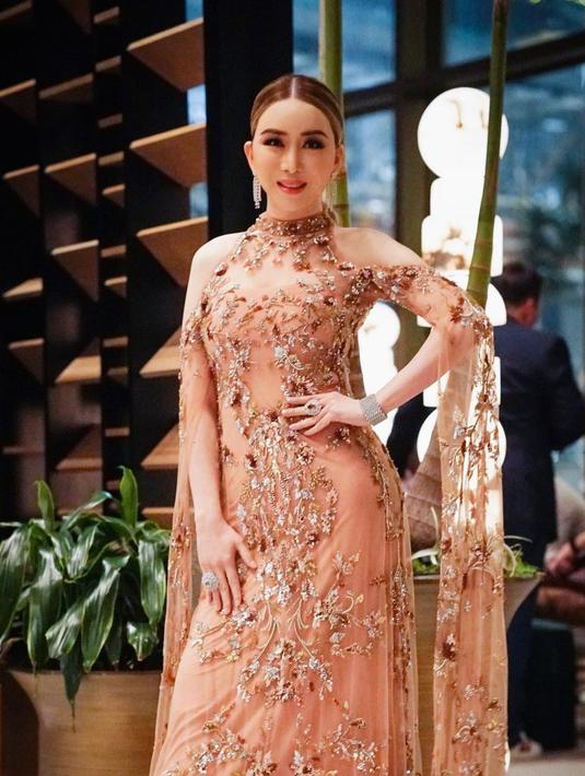 Tampilan Anne Jakrajutatip di kompetisi pre-eliminasi dan kostum nasional Miss Universe 2023. [@annejkn.official]