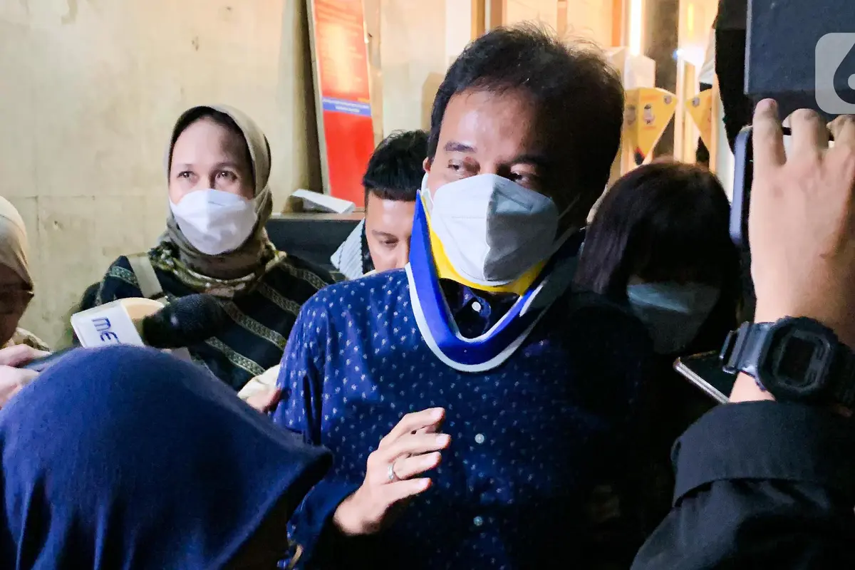 Dengan Menggunakan Pelindung Leher, Roy Suryo Bungkam Usai Pemeriksaan Lanjutan
