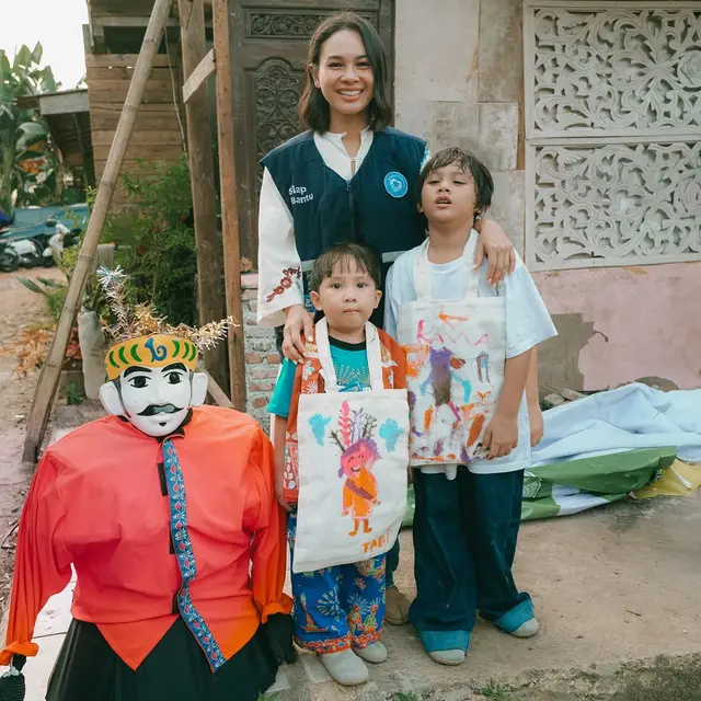 Potret Andien Ngabuburit di Kampung Pemulung