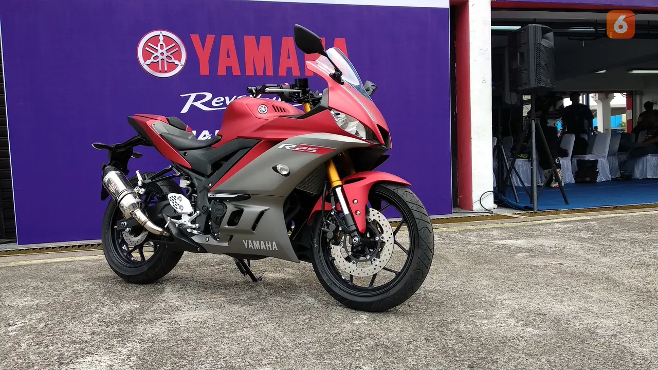 Yamaha R25 dengan aksesori resmi