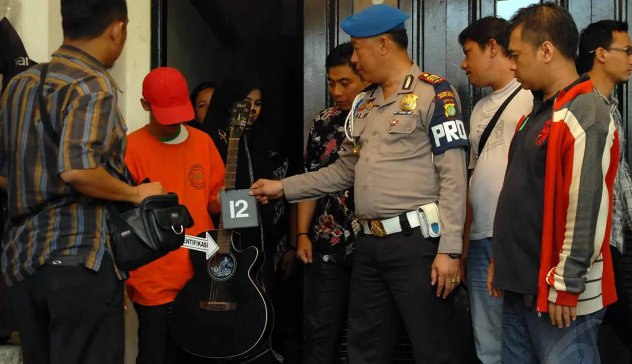 sejumlah uang tunai yang diambil pelaku IV ditaruh di gitar. (Liputan6.com/Miftahul Hayat)