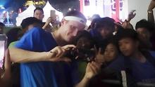 Tunggal putra peringkat dua dunia asal Denmark, Viktor Axelsen, berfoto bareng fans di ajang fun match bertajuk BDMNTN-XL yang berlangsung di Istora Senayan, Jakarta, Jumat (1/11/2024). (Bola.com/Muhammad Luthfi Ma'ruf/Magang)