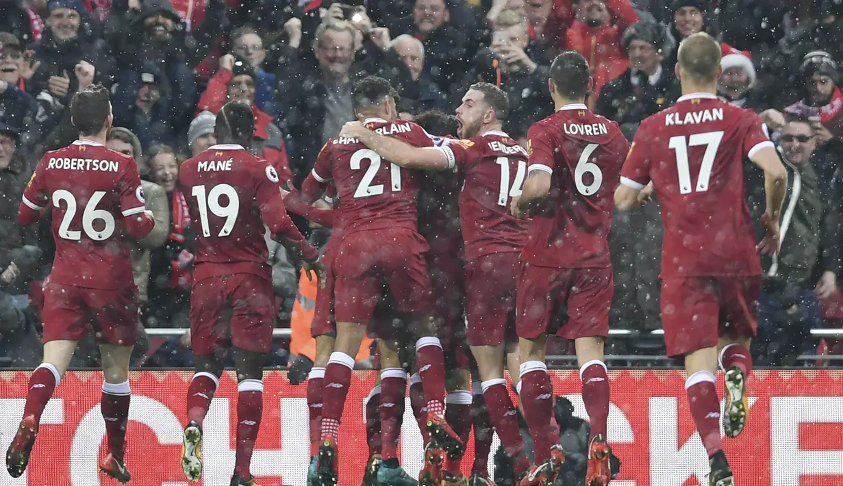 Para pemain Liverpool merayakan gol yang dicetak oleh Mohamed Salah ke gawang Everton pada laga Premier League di Stadion Anfield, Minggu (10/12/2017). Laga bertajuk Derbi Merseyside itu berakhir imbang 1-1. (AFP/Paul Ellis)