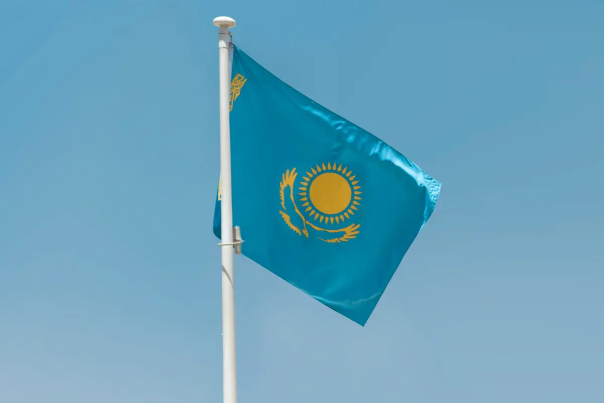 Bendera Kazakhstan. (aboodi vesakaran/Unsplash)