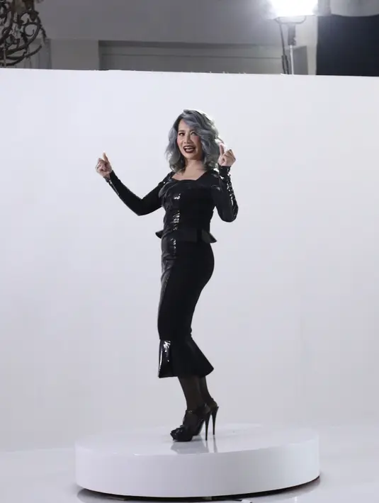 "Ini video klip single terbaru saya judulnya Selalu Ada. Itu karya yang bikin liriknya saya. Insya Allah segera dirilis November ini," kata Reza Artamevia di De La Rossa, Kemang, Jakarta Selatan, Jumat (27/10/2017). (Nurwahyunan/Bintang.com)