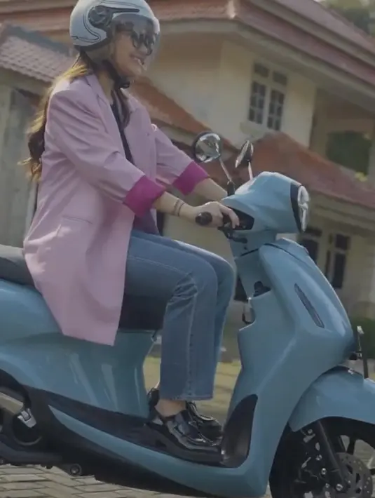 Blazer tersebut dipadukan celana denim panjang dan sepatu Prada hitamnya. [@aaliya.massaid]