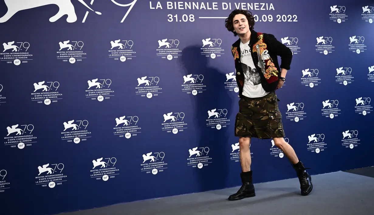 <p>Aktor Prancis-AS, Timothee Chalamet berpose saat sesi pemotretan untuk film "Bones And All" yang mengikuti Venice Film Festival 2022 ke-79 di Lido, Venesia, Italia (2/9/2022). Timoth&eacute;e Chalamet menunjukkan selera gayanya yang eksentrik. (AFP/Marco Bertorello)</p>