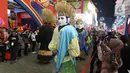 Pengunjung melihat parade karnaval pada Jakarta Fair ke-53 atau Pekan Raya Jakarta (PRJ) di JiExpo Kemayoran, Jakarta Pusat, Selasa (21/6/2022) malam. Adapun kegiatan ini dilaksanakan dalam rangka menyambut Hari Ulang Tahun (HUT) ke-495 Jakarta yang jatuh pada Rabu, 22 Juni 2022. (Liputan6.com/Herman Zakharia)
