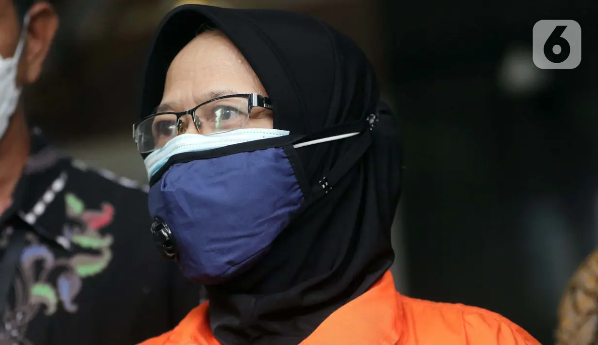 Andririni Yaktiningsasi usai menjalani rilis penetapan penahanan di Gedung KPK, Jakarta, Jumat (3/9/2021). Andririni Yaktiningsasi merupakan tersangka dugaan korupsi terkait pengadaan pekerjaan jasa konsultasi di Perum Jasa Tirta II tahun 2017. (Liputan6.com/Helmi Fithriansyah)