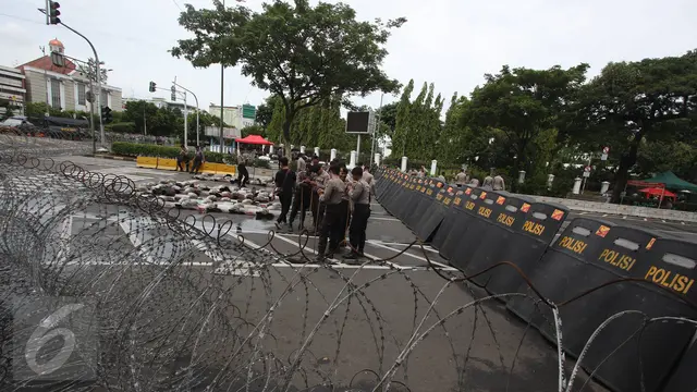 20170331-Polisi Pasang Kawat Duri di Istana Negara-Antonius