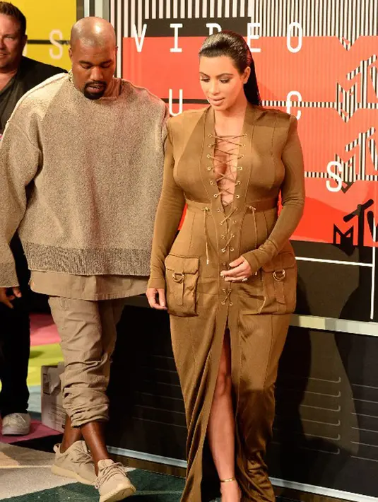 Di sisi lain sumber mengatakan bahwa saat ini Kanye menjauh meskipun tetap memiliki hubungan baik dengan anak-anaknya. Namun Kim merasa bahwa suatu hari nanti ia dan Kanye akan berpisah. (AFP/Bintang.com)