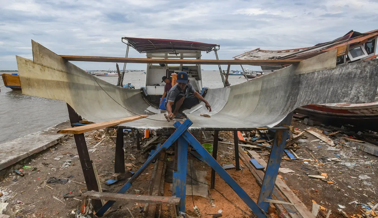 Sementara, untuk merekondisi perahu nelayan dibutuhkan waktu satu bulan dengan biaya sekitar tiga hingga lima juta rupiah. (merdeka.com/Arie Basuki)